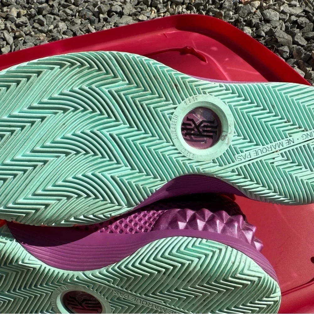 Nike 2014 High Top Basketball Shoes Kyrie 1 Y6 Easter Berry Sneakers breathable